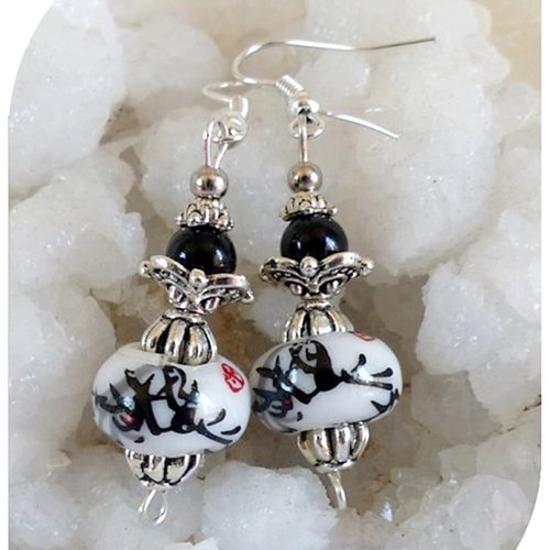 Boucles d'oreilles perles de verre blanches et noires . crochets argentés.