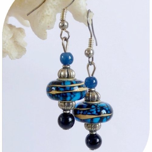 Boucles d'oreilles perles de verre bleues et noires . crochets argentés.