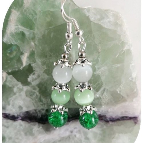 Boucles d'oreilles perles de verre blanches et vertes. crochets argentés.