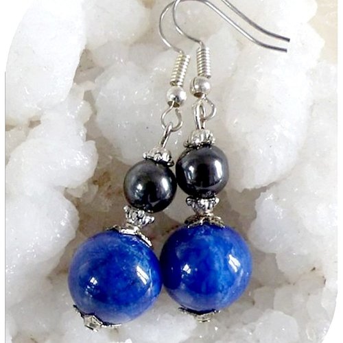 Boucles d'oreilles pierres naturelles hématites et agates bleues teintées . crochets argentés.