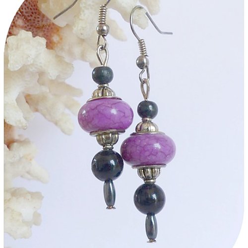 Boucles d'oreilles perles de verre violettes et noires . crochets argentés.