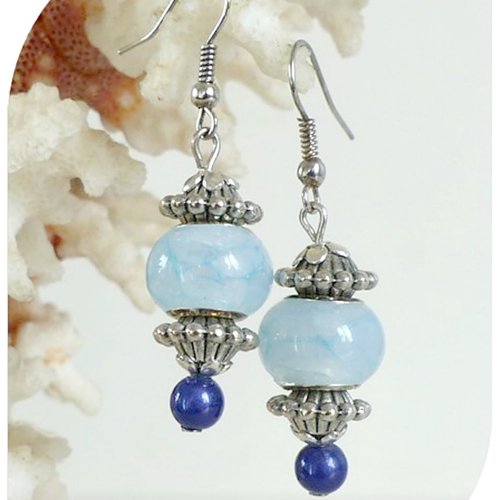 Boucles d'oreilles perles de verre bleues. crochets argentés.