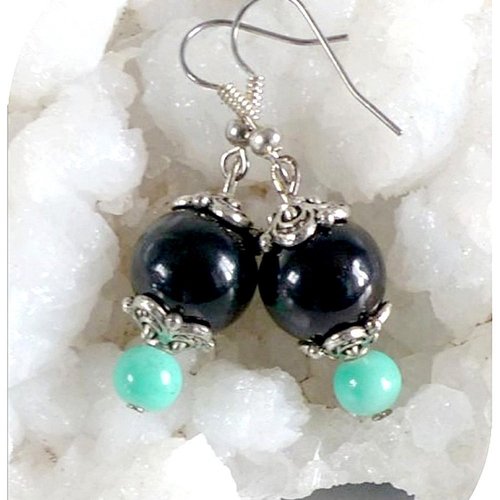 Boucles d'oreilles perles de verre noires et vertes. crochets argentés.