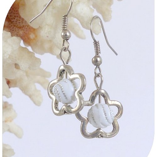 Boucles d'oreilles perles blanches et perles intercalaires argentées . crochets argentés.