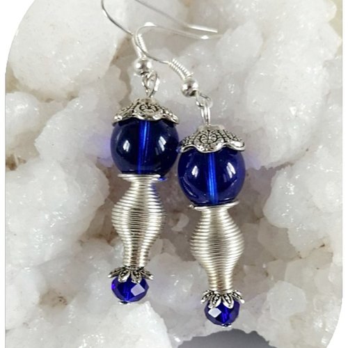 Boucles d'oreilles bleues perles de verre et cristal swarovski .