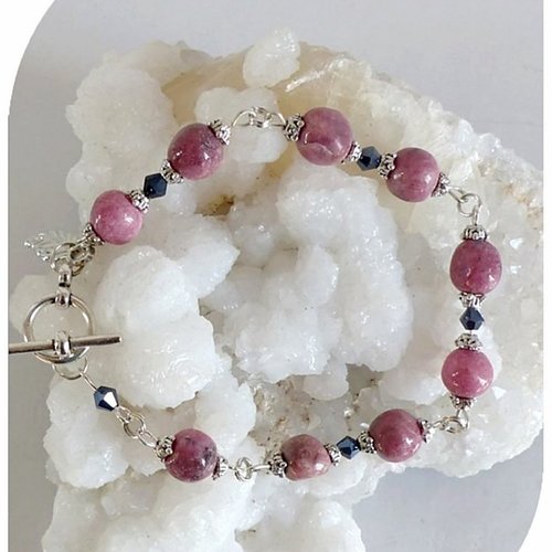 Bracelet pierres rhodonites roses et cristal swarovski noir.