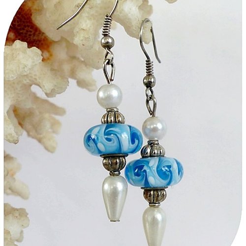 Boucles d'oreilles perles bleues et blanches . crochets argentés.