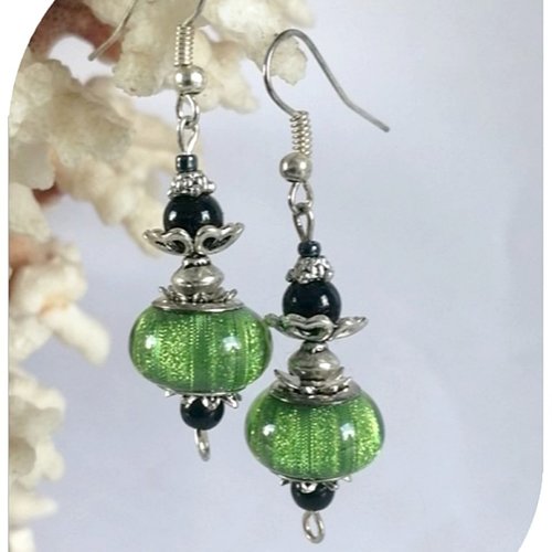Boucles d'oreilles perles de verre vertes et noires .