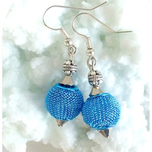 Boucles d'oreilles perles en filet métal bleu .