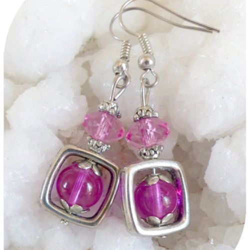 Boucles d'oreilles perles de verre roses et cristal swarovski . crochets argentés.