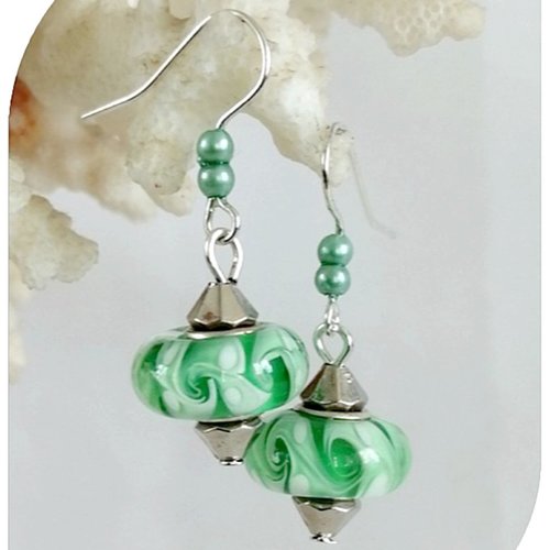 Boucles d'oreilles perles de verre vertes .