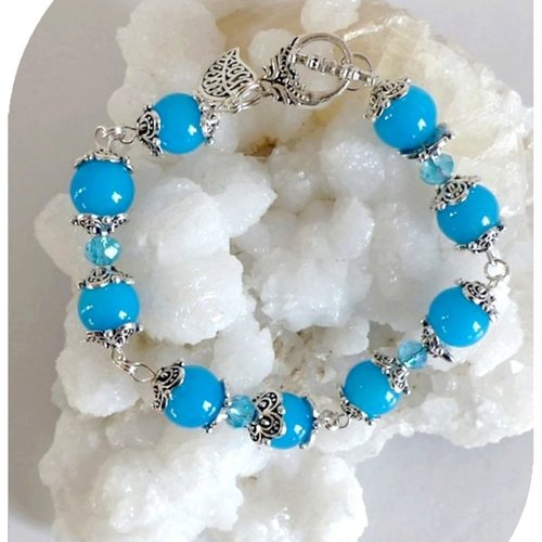 Bracelet pierres teintées bleues et cristal swarovski bleu , fermoir toggle.