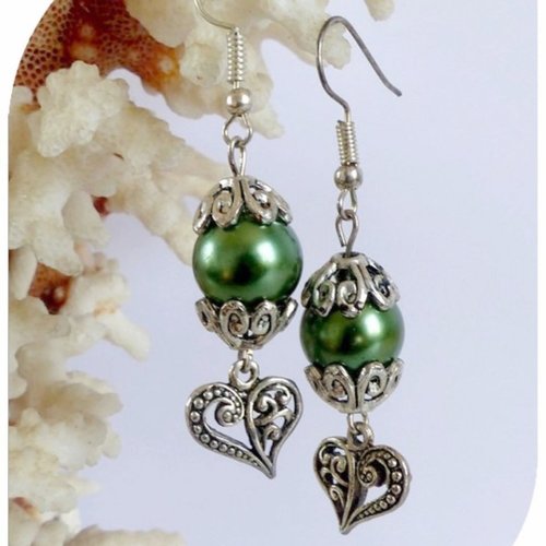 Boucles d'oreilles perles de verre nacrées vertes et breloques cœurs