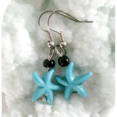 Boucles d'oreilles étoiles de mer bleues . crochets argentés.