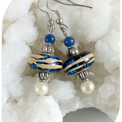 Boucles d'oreilles perles bleues , beiges et blanches .