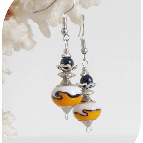 Boucles d'oreilles perles de verre oranges , blanches et noires .