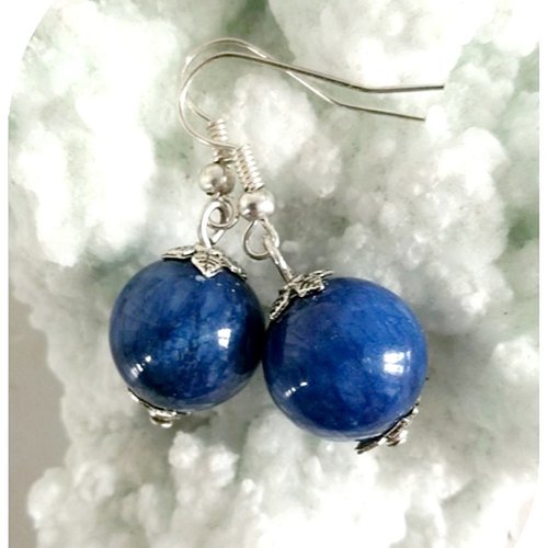 Boucles d'oreilles pierres naturelles agates teintées bleues .