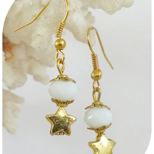 Boucles d'oreilles perles de verre blanches et breloques étoiles dorées .