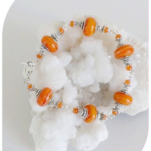 Bracelet perles de verre orange , fermoir toggle .