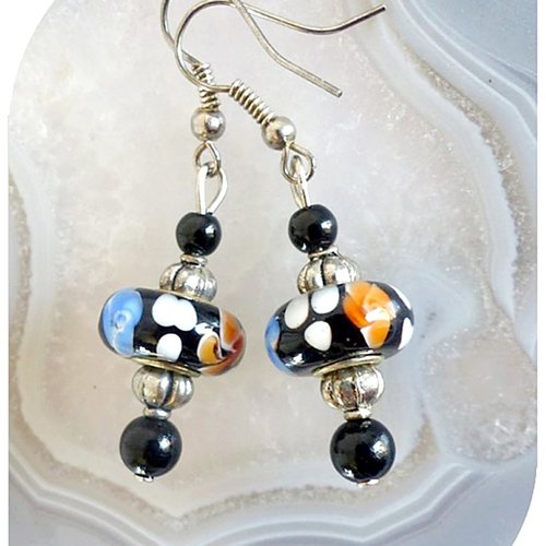 Boucles d'oreilles perles noires , bleues, oranges et blanches . crochets argentés.