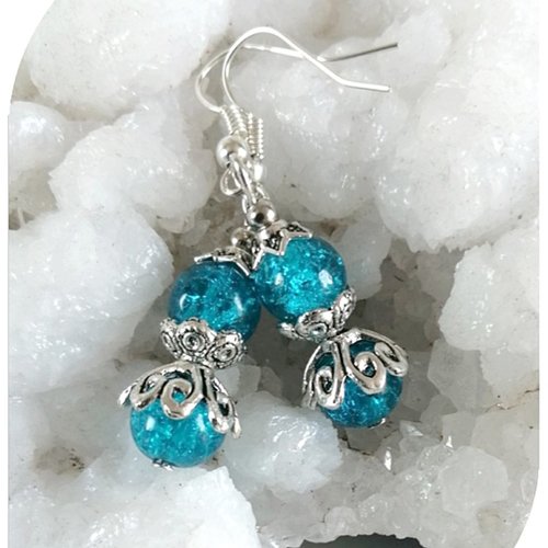 Boucles d'oreilles perles de verre bleues. crochets argentés.