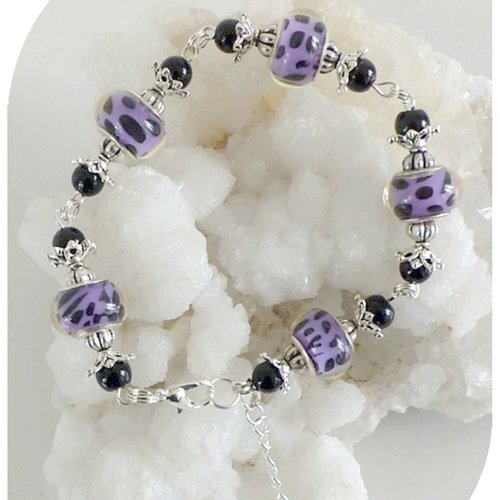 Bracelet perles de verre violettes et noires. fermoir mousqueton.