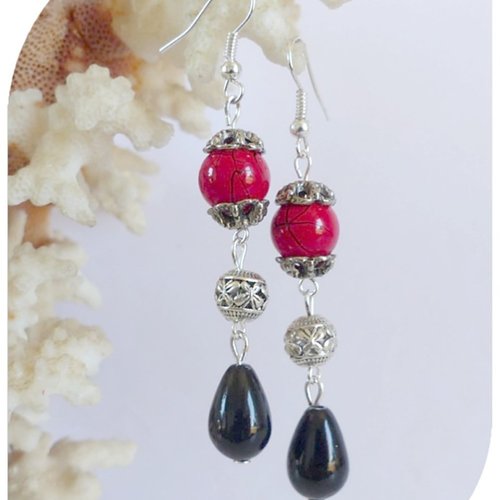 Boucles d'oreilles perles rouges et noires. crochets argentés.
