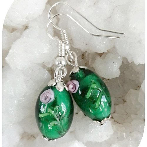 Boucles d'oreilles perles de verre vertes . crochets argentés.