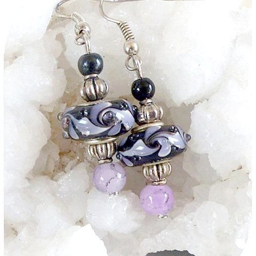 Boucles d'oreilles perles de verre noires et violettes . crochets argentés.
