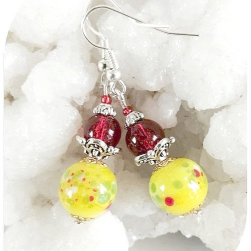 Boucles d'oreilles perles de verre jaunes et rouges, crochets argentés .