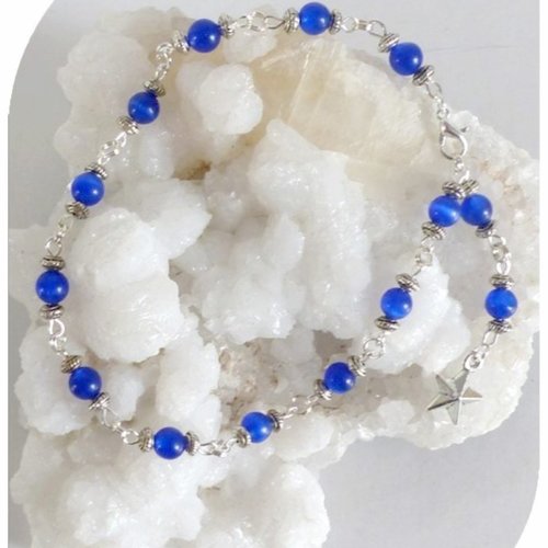 Bracelet de cheville perles de verre bleues œil de chat , breloque étoile. fermoir mousqueton.