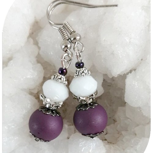 Boucles d'oreilles métal violet et perles de verre blanches.