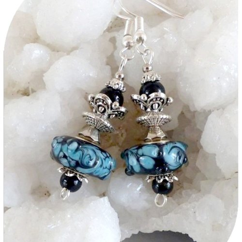 Boucles d'oreilles perles de verre bleues et noires . crochets argentés.