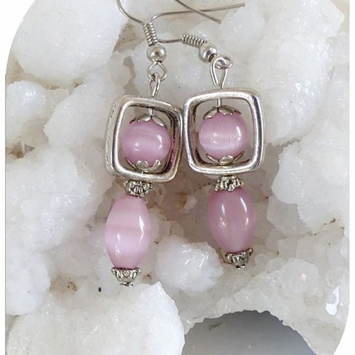 Boucles d'oreilles perles de verre roses et cadres métal. crochets argentés.