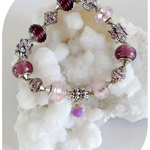 Bracelet élastique perles de verre violettes et roses , perles argentées.