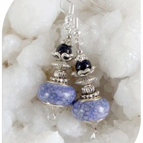 Boucles d'oreilles perles de verre couleur bleu lavande et noires . crochets argentés.