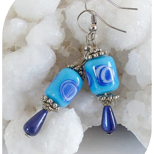 Boucles d'oreilles céramique et perles magiques bleues . crochets argentés.