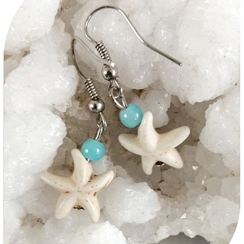 Boucles d'oreilles étoiles de mer blanches et bleues . crochets argentés.
