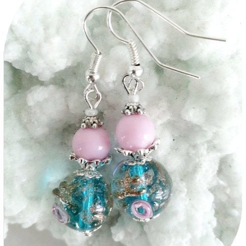 Boucles d'oreilles perles de verre bleues et roses. crochets argentés.
