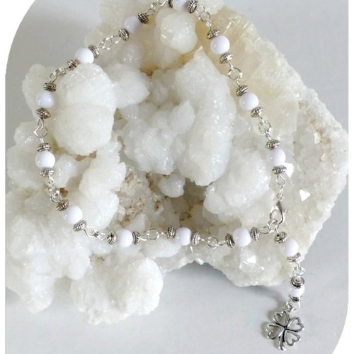 Bracelet de cheville perles de verre blanches , breloque trèfle quatre feuilles. fermoir mousqueton.