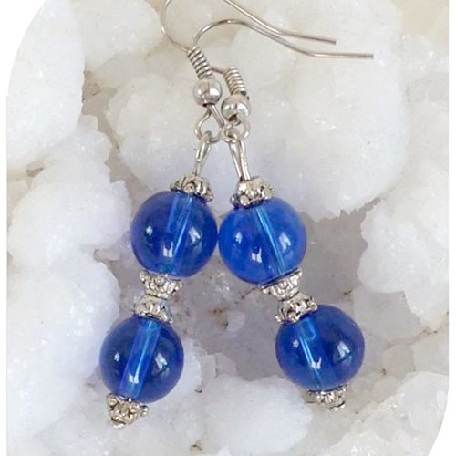 Boucles d'oreilles perles de verre bleues .crochets argentés.