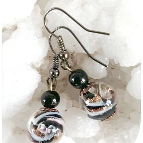 Boucles d'oreilles perles de verre blanches, noires et bronze.