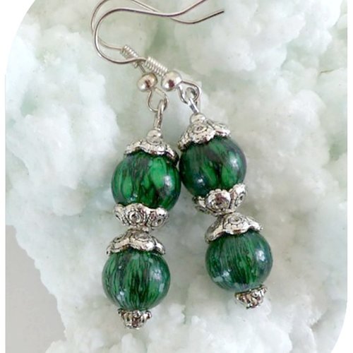 Boucles d'oreilles perles de verre vertes marbrées noires.