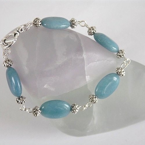 Bracelet pierres aquamarines bleues, perles argentées , fermoir toggle .