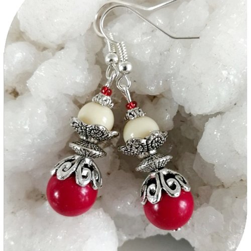 Boucles d'oreilles pierres rouges et perles de verre crème.