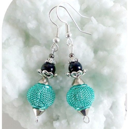 Boucles d'oreilles perles vertes filet métal et perles noires. crochets argentés.