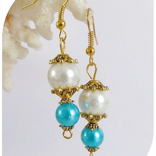 Boucles d'oreilles perles de verre nacrées bleues et blanches. crochets dorés.