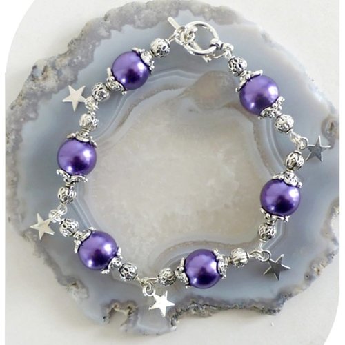 Bracelet perles nacrées violettes et breloques étoiles. fermoir toggle .
