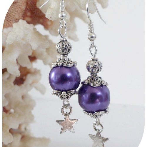 Boucles d'oreilles perles violettes et breloques étoiles . crochets argentés.