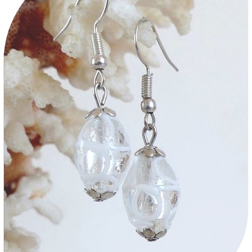 Boucles d'oreilles perles de verre transparentes et blanches. crochets argentés.
